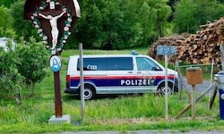 Der Tatort wurde bereits bei der Einfahrt zum Bauernhof abgeriegelt.