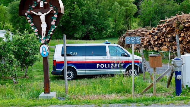 Der Tatort wurde bereits bei der Einfahrt zum Bauernhof abgeriegelt.