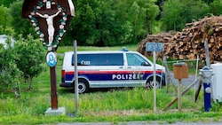 Der Tatort wurde bereits bei der Einfahrt zum Bauernhof abgeriegelt.