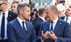 Von links: Ungarns Ministerpräsident Peter Magyar, Polens Regierungschef Donald Tusk