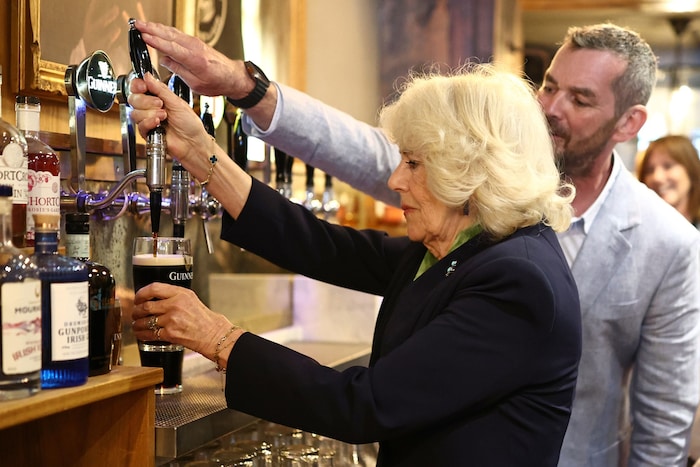 Königin Camilla versuchte sich am Zapfhahn.