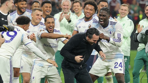 Aston Villa feiert Trainer Unai Emery