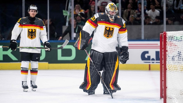 Philipp Grubauer (re.) war richtig sauer.