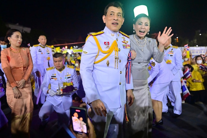 Thailands König Maha Vajiralongkorn mit seiner Tochter, Prinzessin Bajrakitiyabha Mahidol bei ...