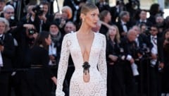 Bella Hadid sorgte mit einem Dekolleté bis zum Bauchnabel – und einer Hommage an Jane Birkin – ...