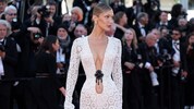 Bella Hadid sorgte mit einem Dekolleté bis zum Bauchnabel – und einer Hommage an Jane Birkin – ...
