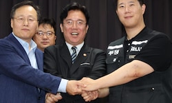 Arbeitsminister Choi Seung-ho (Mitte) zeigte sich über die Einigung zwischen Samsung (links im ...