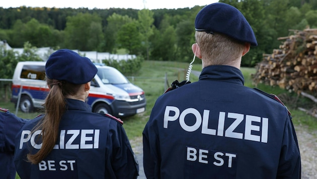 Die Polizei am Tatort im abgelegenen Ortsteil Gschmaier in der Gemeinde Gersdorf an der ...