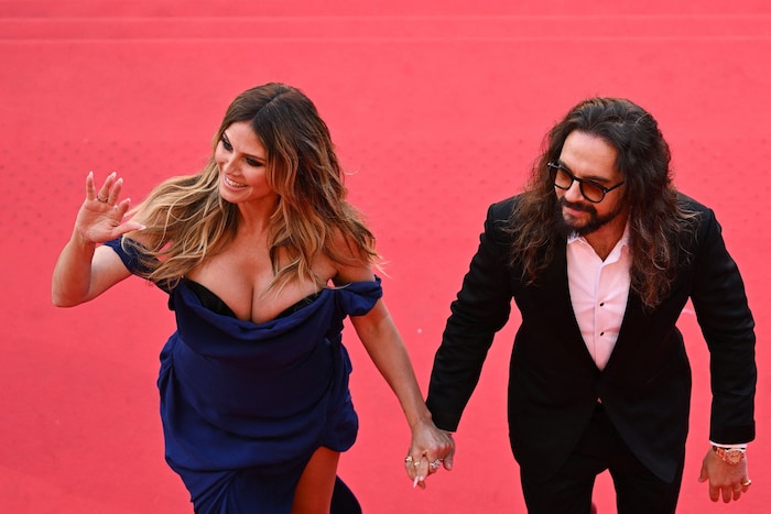 Die Model-Schönheit schritt Hand in Hand mit Ehemann Tom Kaulitz über den roten Teppich.