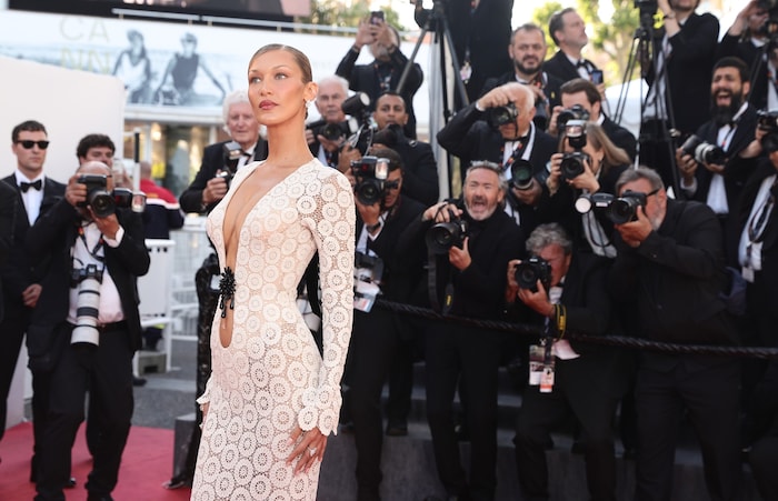 Das Schiaparelli-Kleid war nicht nur dank XXL-Dekolleté ein Hingucker.