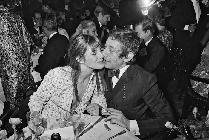 Jane Birkin trug das legendäre Kleid im Jahr 1969 bei einem Dinner mit Serge Gainsbourg in ...