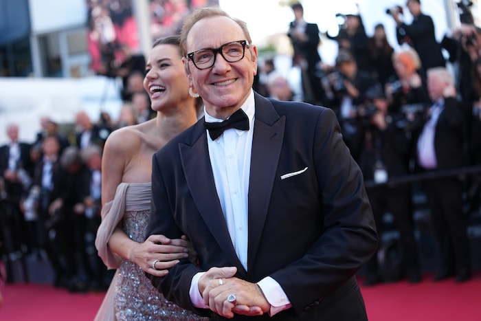 Kevin Spacey wurde von Model Via Lemann über den roten Teppich begleitet.