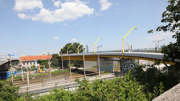 Über die Rad- und Fußgängerbrücke – dem Steinitzsteg – werden während der Sanierung die Autos ...