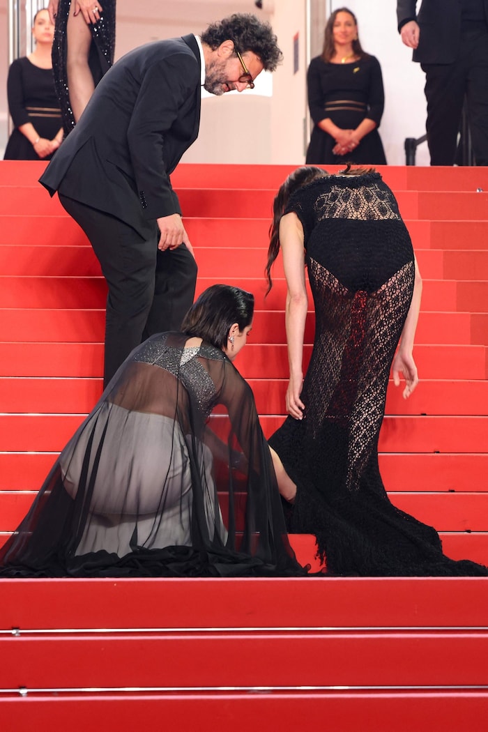 Blitzschnelle Reaktion: Noémie Merlant hilft ihrer Kollegin Marion Cotillard nach dem ...