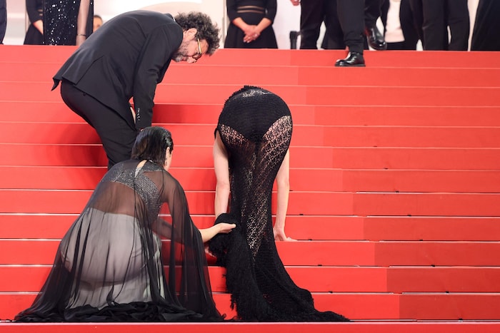Schreckmoment in Cannes: Marion Cotillard stützt sich nach ihrem Stolperer auf den Stufen des ...