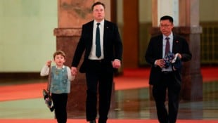 AP/Go Nakamura Vor wenigen Tagen beim Staatsbesuch in Peking: X Æ A-XII (6) mit chinesischer Jacke und ...