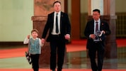 Vor wenigen Tagen beim Staatsbesuch in Peking: X Æ A-XII (6) mit chinesischer Jacke und ...