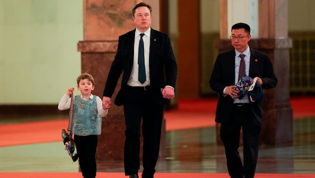 Vor wenigen Tagen beim Staatsbesuch in Peking: X Æ A-XII (6) mit chinesischer Jacke und ...