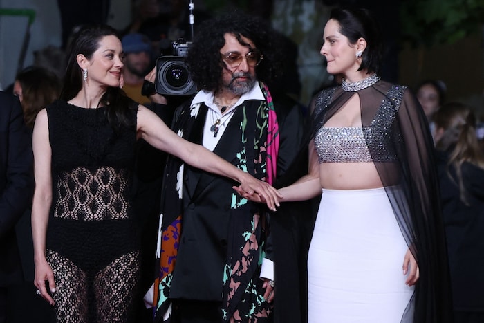 Cotillard und Noémie Merlant Hand in Hand für die Fotografen.