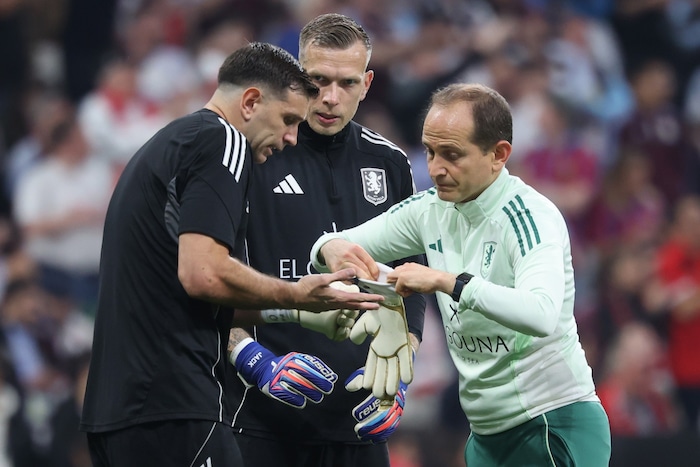 Emiliano Martinez verletzte sich beim Aufwärmen.