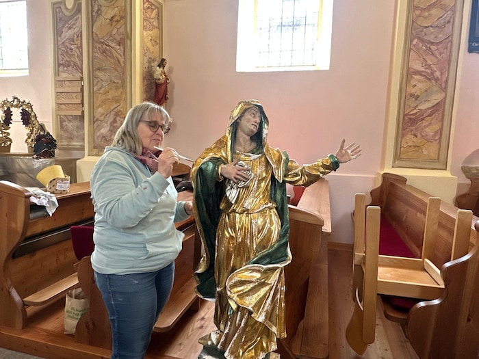Mit viel Liebe zum Detail werden sämtliche Statuen vom Altar restauriert.