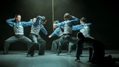 Das Ensemble in Giovanni Insaudos „The Gravity of Iron“.