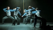 Das Ensemble in Giovanni Insaudos „The Gravity of Iron“.