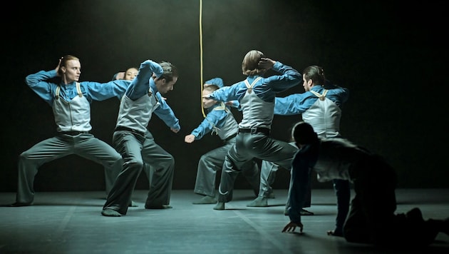 Das Ensemble in Giovanni Insaudos „The Gravity of Iron“.