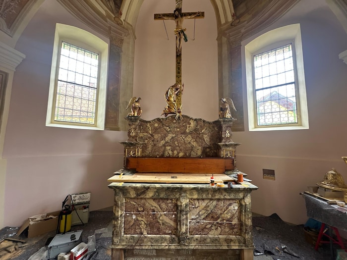 So schaut der Altar aktuell aus. Nach der Baustelle werden dort wieder Messen abgehalten.