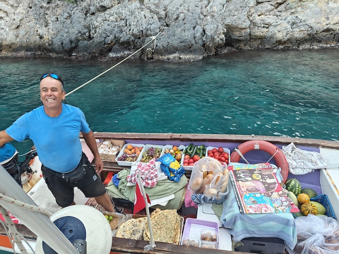 Ein Händler kommt mit seinem Boot zu unserer Segeljacht und wir können frisches Obst sowie ...