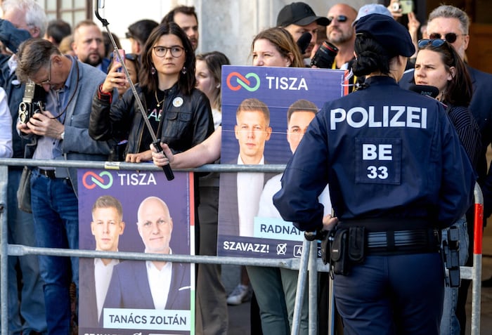 Anhänger des neuen ungarischen Ministerpräsidenten brachten sogar Wahlplakate von Péter Magyar ...