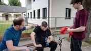 Bei einem drohenden Hitzschlag sollte die betroffene Person an einen schattigen Ort gebracht ...