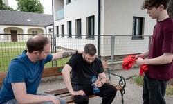 Bei einem drohenden Hitzschlag sollte die betroffene Person an einen schattigen Ort gebracht ...
