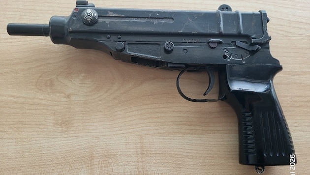 Der Passant wurde mit einer Maschinenpistole bedroht. Die Waffe wurde von der Polizei ...