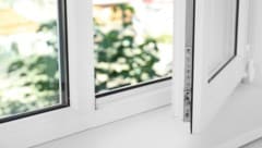 Der neunjährige Bub kletterte auf ein Fensterbrett und fiel vier Stockwerke tief – er überlebte ...