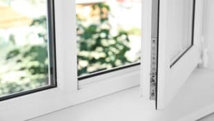 Der neunjährige Bub kletterte auf ein Fensterbrett und fiel vier Stockwerke tief – er überlebte ...