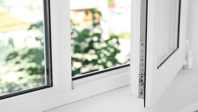 Der neunjährige Bub kletterte auf ein Fensterbrett und fiel vier Stockwerke tief – er überlebte ...