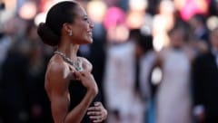 Glamour‑Marquise Emma Thynn glänzt in Cannes – und schreibt nebenbei Adelsgeschichte, indem sie ...