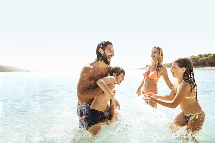 Am Strand von Sakarun entstehen jene unbeschwerten Familienmomente, die nach Sommer und Glück ...