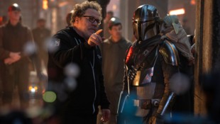 Jon Favreau Pascal als Mando