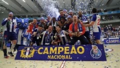 Mit dem FC Porto gewann Thomas Bauer (mit Pokal) das Triple.