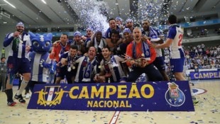 Mit dem FC Porto gewann Thomas Bauer (mit Pokal) das Triple.