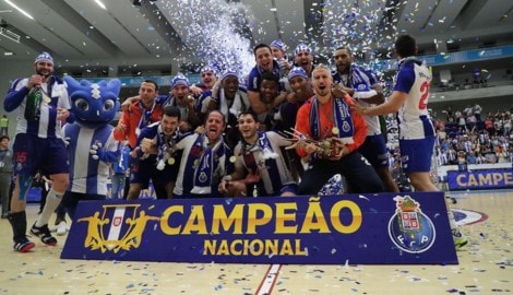 Mit dem FC Porto gewann Thomas Bauer (mit Pokal) das Triple.