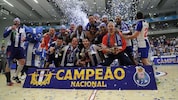 Mit dem FC Porto gewann Thomas Bauer (mit Pokal) das Triple.