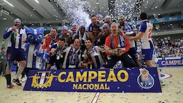 Mit dem FC Porto gewann Thomas Bauer (mit Pokal) das Triple.