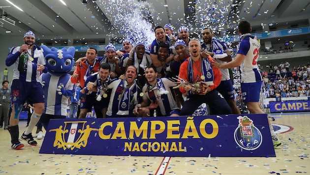 Mit dem FC Porto gewann Thomas Bauer (mit Pokal) das Triple.