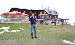 Markus Ramsbacher vor dem Gerlitzen Gipfelhaus