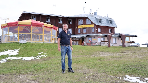 Markus Ramsbacher vor dem Gerlitzen Gipfelhaus