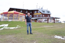Markus Ramsbacher vor dem Gerlitzen Gipfelhaus