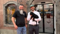 Felix Fritsch (r.) legt „Nano“ nun in die Hände von Hundetrainer Andreas Schmidauer.